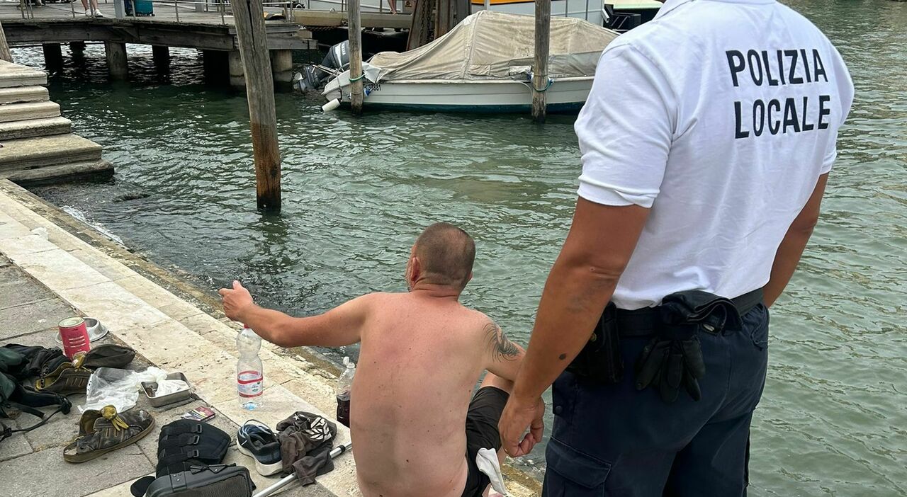 turisti ubriachi si spogliano e si tuffano in canal grande multa e daspo
