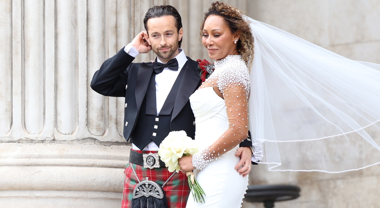 https://statics.cedscdn.it/photos/MED_HIGH/2025/07/06/8941185_06183725_spice_girls_matrimonio_mel_b_emma_bunton_geri_halliwell_abito_sposa_victoria_beckham_oggi_6_7_2025.jpg
