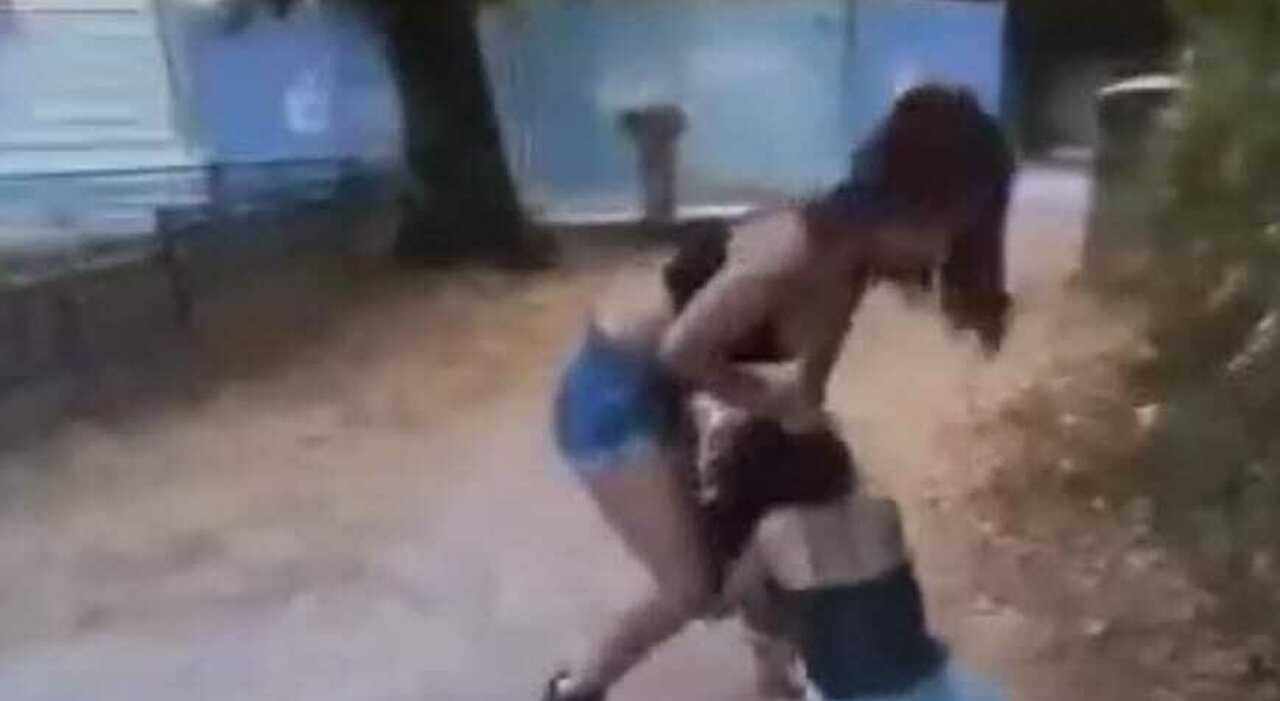 Ragazza di 14 anni pestata da due coetanee a Chieti, il video pubblicato sui social. «Ridevano mentre la picchiavano» Ragazza di 14 anni pestata da due coetanee a Chieti, il video pubblicato sui social. «Ridevano mentre la picchiavano»