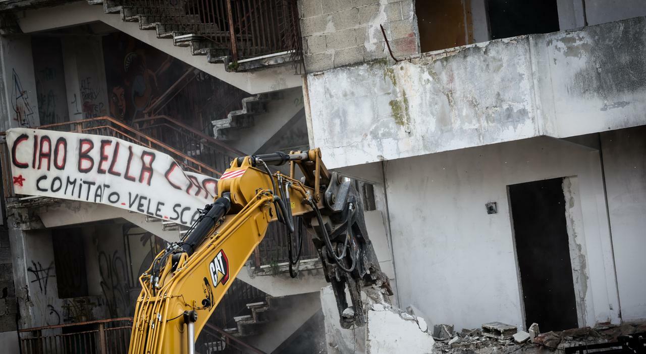 Scampia, giù la Vela gialla: «Da qui parte la rinascita» Scampia, giù la Vela gialla: «Da qui parte la rinascita»