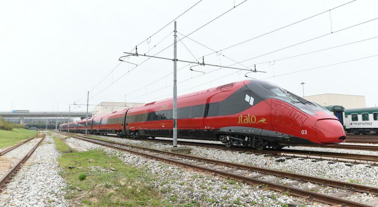 Treno Italo colpito da un fulmine, fermo sulla Milano Bologna: possibile trasbordo dei passeggeri. Ritardi fino a 70 minuti Treno Italo colpito da un fulmine, fermo sulla Milano Bologna: possibile trasbordo dei passeggeri. Ritardi fino a 70 minuti