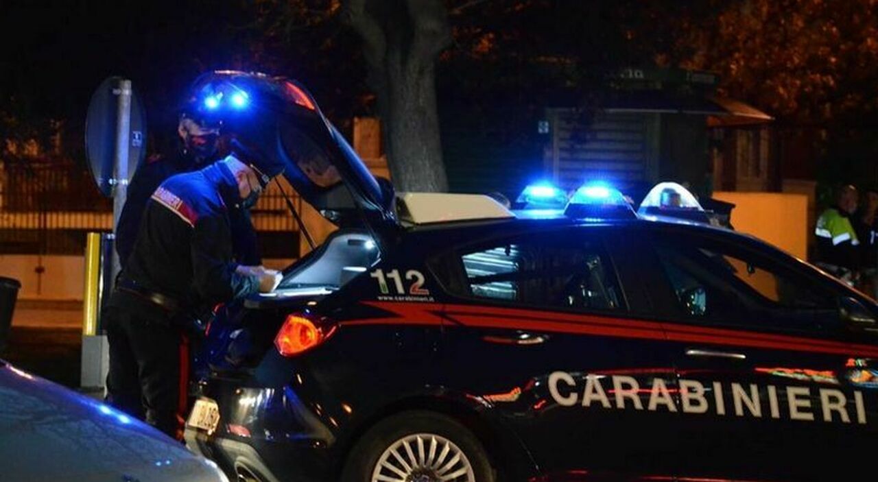 Accoltella e uccide il padre adottivo davanti al fratello durante una lite in casa, poi scappa: preso 25enne Accoltella e uccide il padre adottivo davanti al fratello durante una lite in casa, poi scappa: preso 25enne