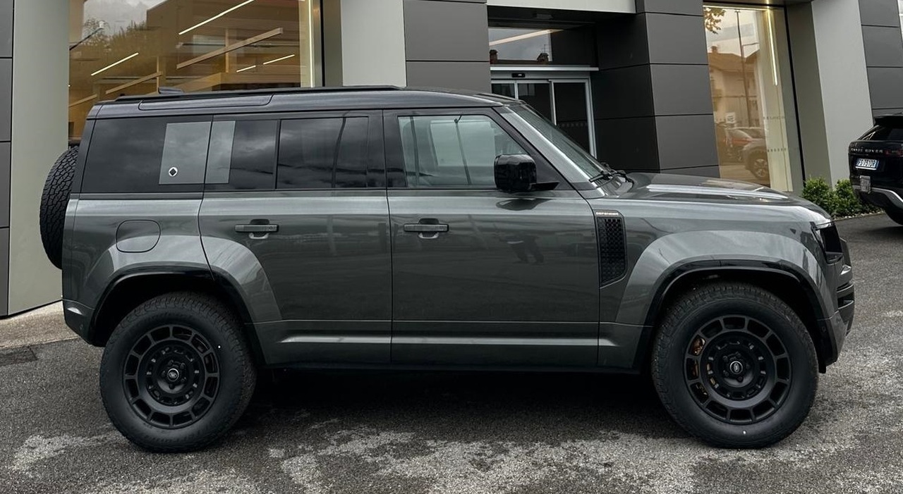 https://statics.cedscdn.it/photos/MED_HIGH/2025/07/07/8942337_07082336_octa_defender_range_rover_unico_italia_venduto_tuta_ciabatte_chi_e_proprietario_oggi_7_7_2025.jpg