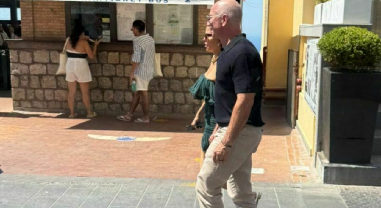 https://statics.cedscdn.it/photos/MED_HIGH/2025/07/07/8942459_07105122_bezos_sanchez_capri.jpg