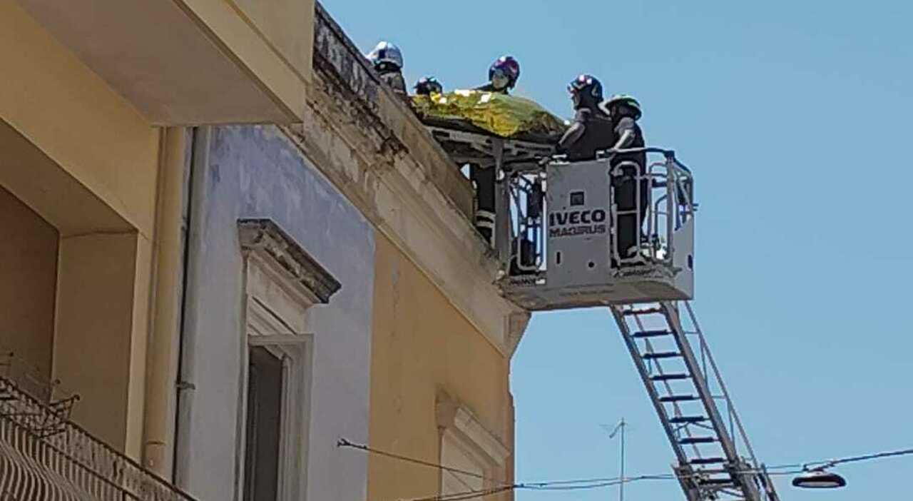 Incidente sul lavoro nel Salento, crolla il solaio di un appartamento: tre operai sotto le macerie Incidente sul lavoro nel Salento, crolla il solaio di un appartamento: tre operai sotto le macerie