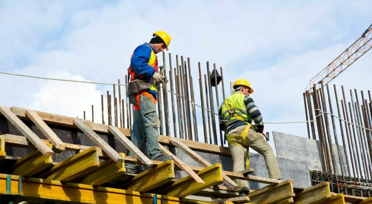 https://statics.cedscdn.it/photos/MED_HIGH/2025/07/07/8942527_07115837_carmelo_spano_morto_cantiere_lavoro_condannato_omicidio_figlio_titolare_ditta_genova_oggi_7_7_2025.jpg