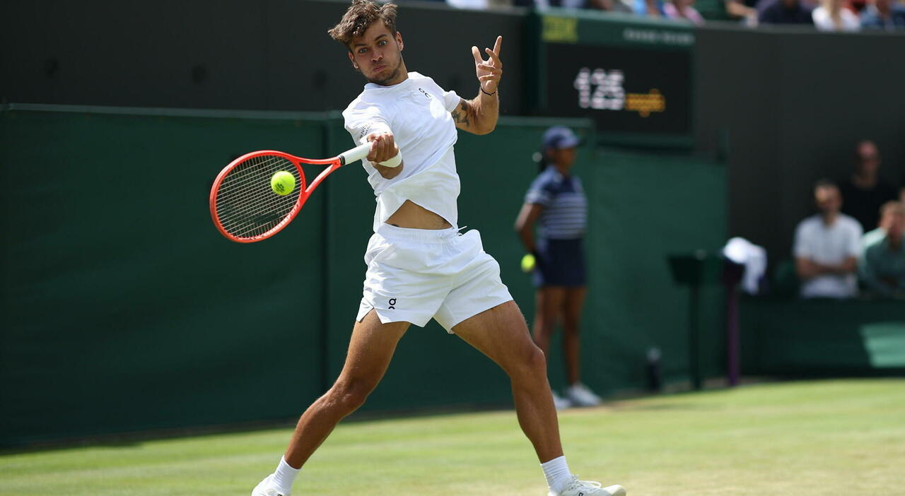 Cobolli Cilic, la diretta: 4 6, 4 6, 6 5. Chi è il tennista italiano e dove vedere il match Cobolli Cilic, la diretta: 4 6, 4 6, 6 5. Chi è il tennista italiano e dove vedere il match