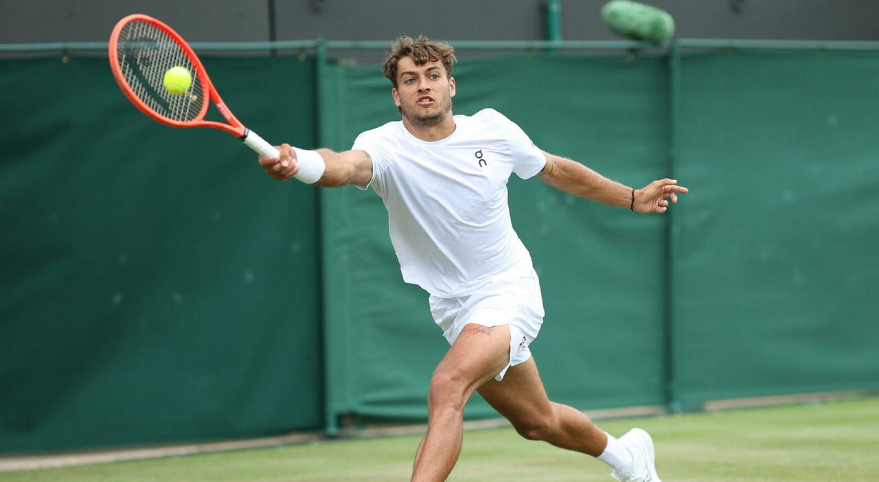 Cobolli Cilic, la diretta: 4 6, 4 6, 7 6, 5 6. Chi è il tennista italiano e dove vedere il match Cobolli Cilic, la diretta: 4 6, 4 6, 7 6, 5 6. Chi è il tennista italiano e dove vedere il match
