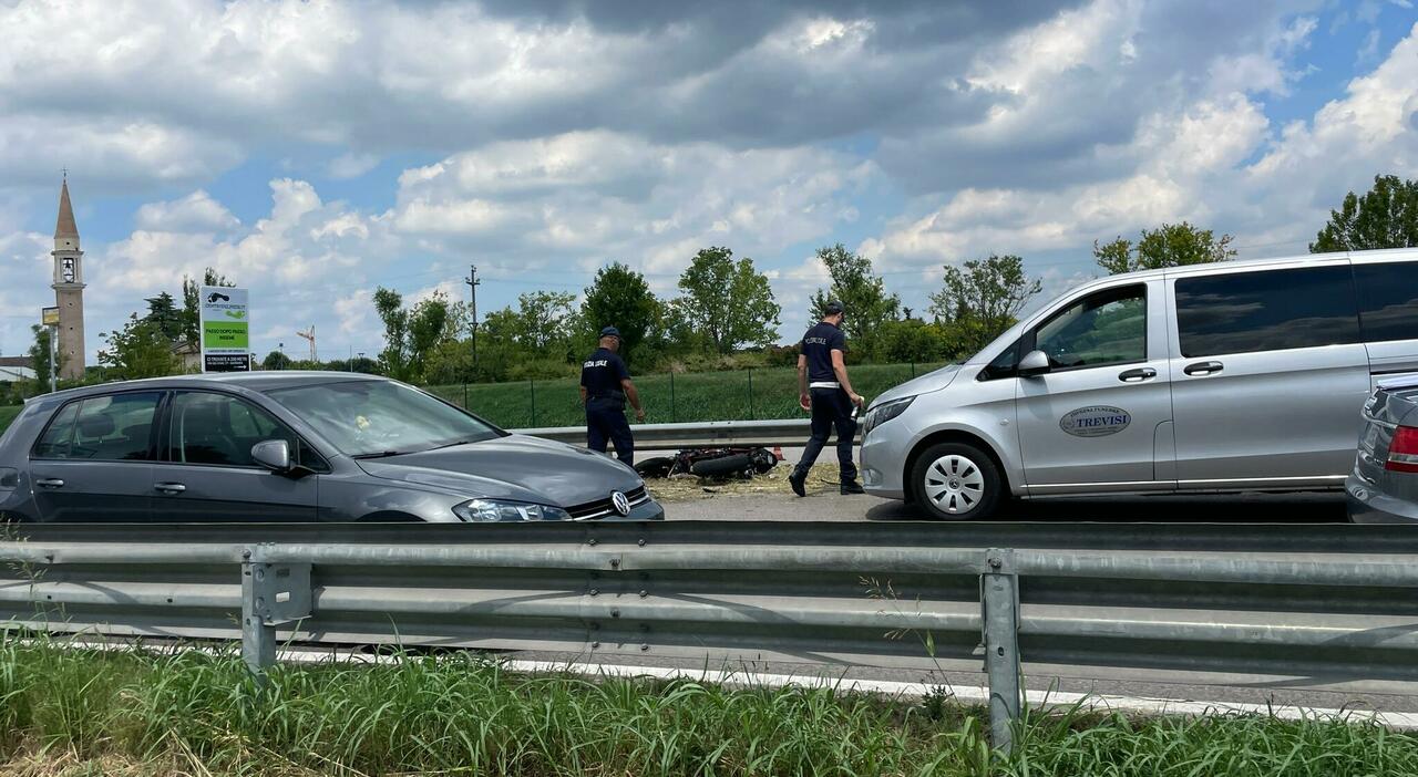 incidente tra un auto e una moto sulla strada dei vivai morto il centauro di 26 anni