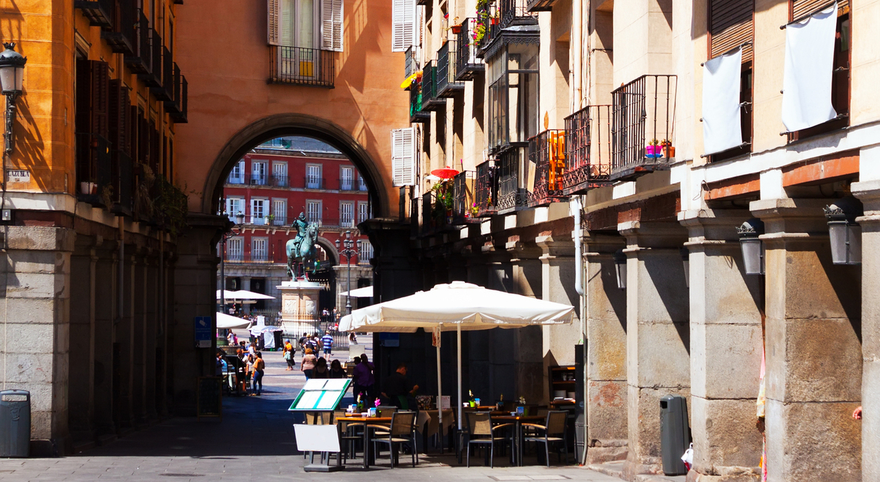 https://statics.cedscdn.it/photos/MED_HIGH/2025/07/07/8942643_07140633_case_affitto_turisti_chiuse_violazioni_diritto_intimita_denuncia_stalking_rumori_spagna_oggi_7_7_2025.jpg