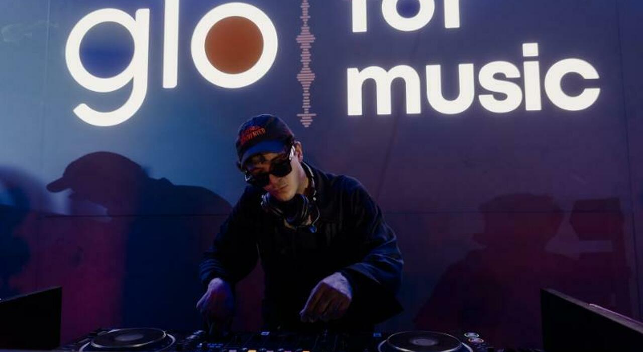 https://statics.cedscdn.it/photos/MED_HIGH/2025/07/07/8942997_07202953_glo_for_music_secret_show_fregene.jpg