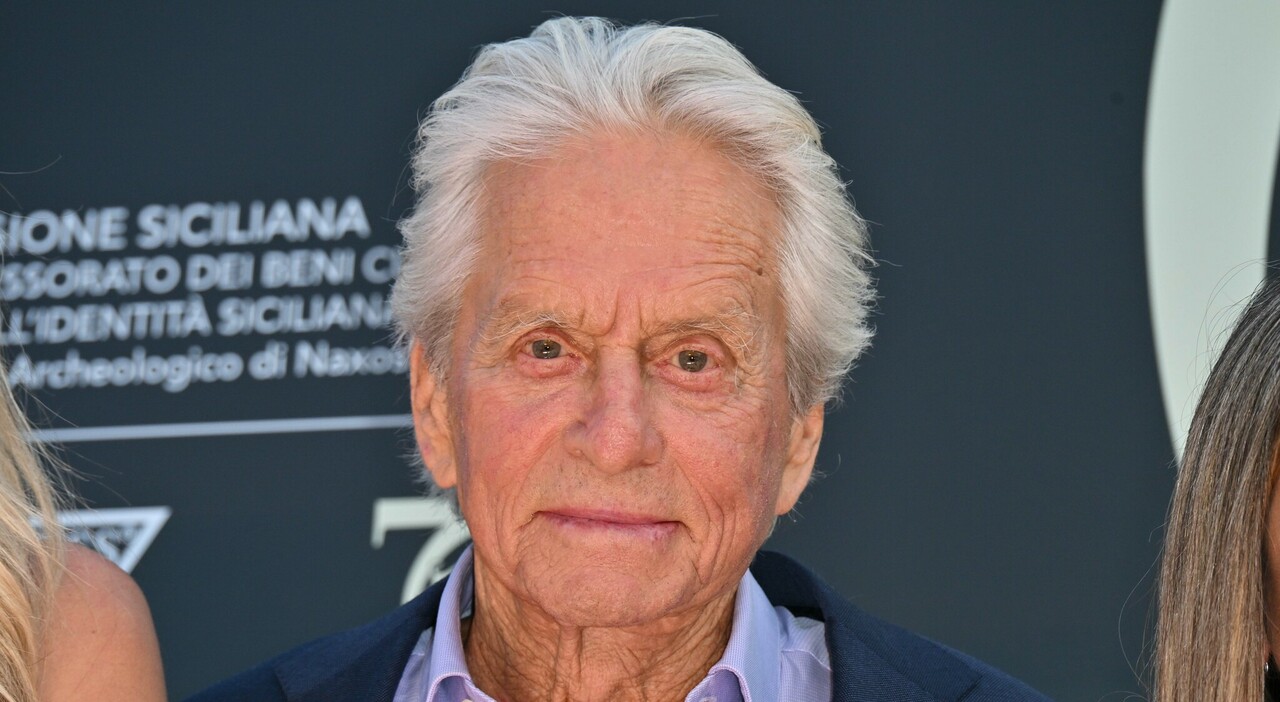 https://statics.cedscdn.it/photos/MED_HIGH/2025/07/07/8943118_07220954_michael_douglas_addio_scene_catherine_zeta_jones_moglie_cancro_oggi_7_7_2025.jpg