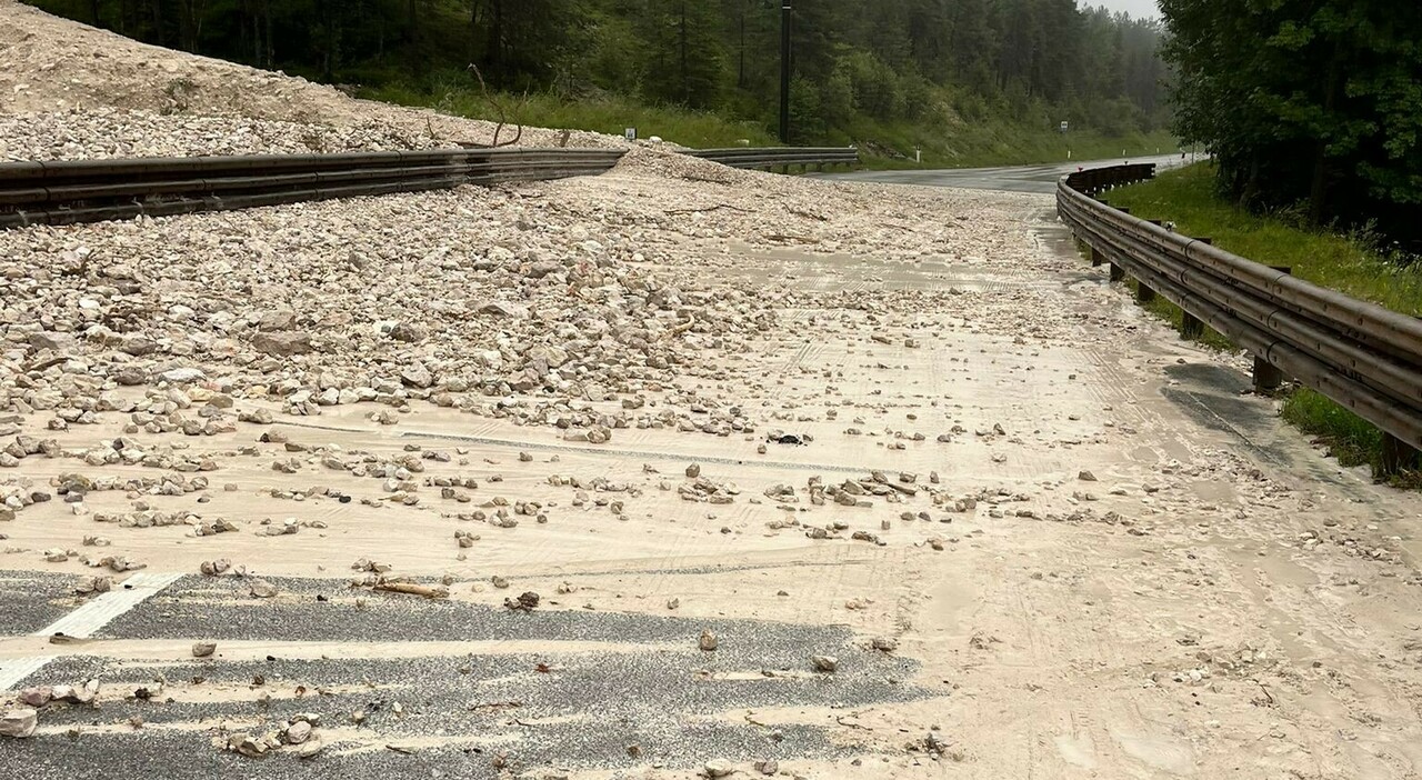 Frana a San Vito di Cadore, nuova colata nella notte: fango e detriti sull Frana a San Vito di Cadore, nuova colata nella notte: fango e detriti sull