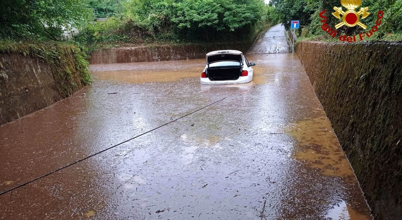 Maltempo, 200 interventi tra Veneto e Friuli: esondazioni e allagamenti. Salvato un uomo bloccato in auto nel sottopasso pieno d Maltempo, 200 interventi tra Veneto e Friuli: esondazioni e allagamenti. Salvato un uomo bloccato in auto nel sottopasso pieno d
