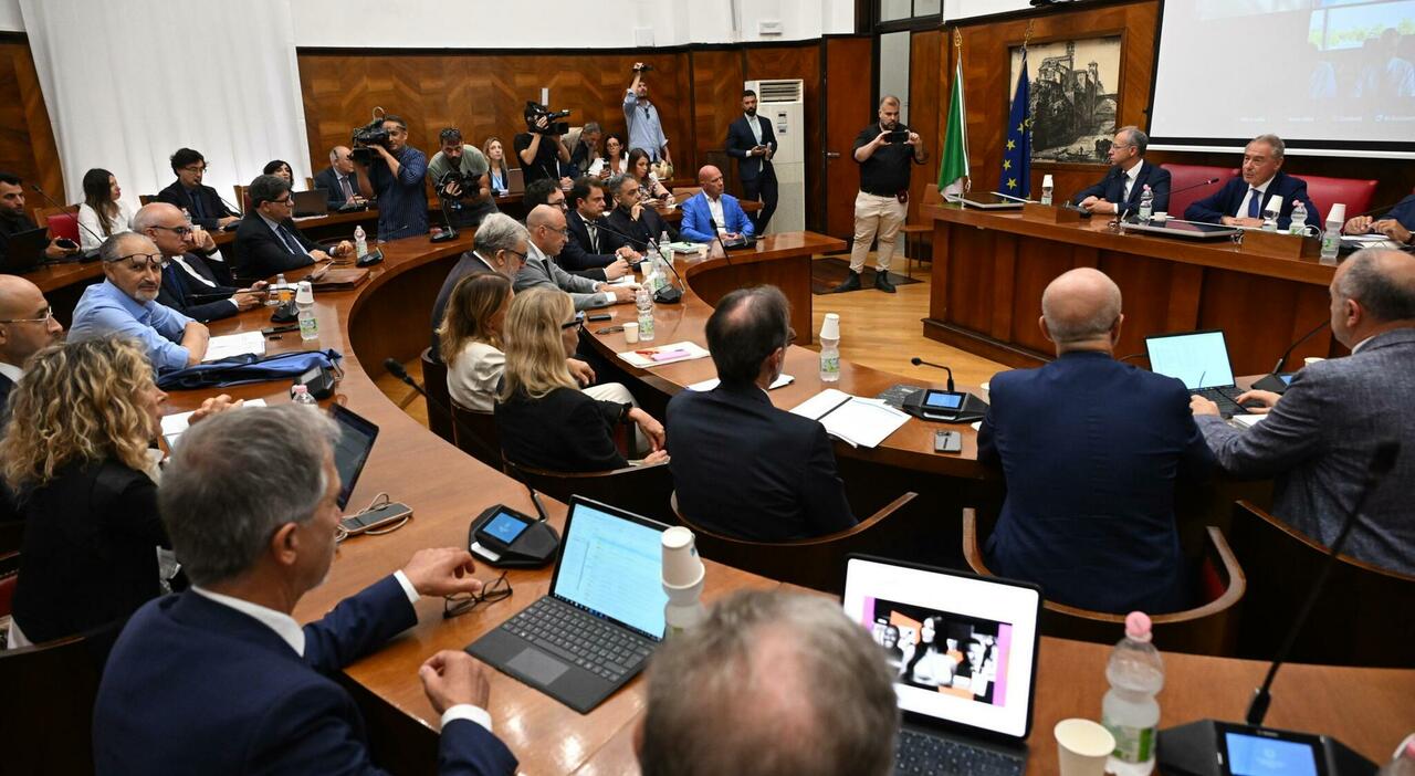 Ex Ilva, incontro a Roma. Il ministro Urso: «Decisione entro 48 ore o la sentenza sarà già scritta» Ex Ilva, incontro a Roma. Il ministro Urso: «Decisione entro 48 ore o la sentenza sarà già scritta»