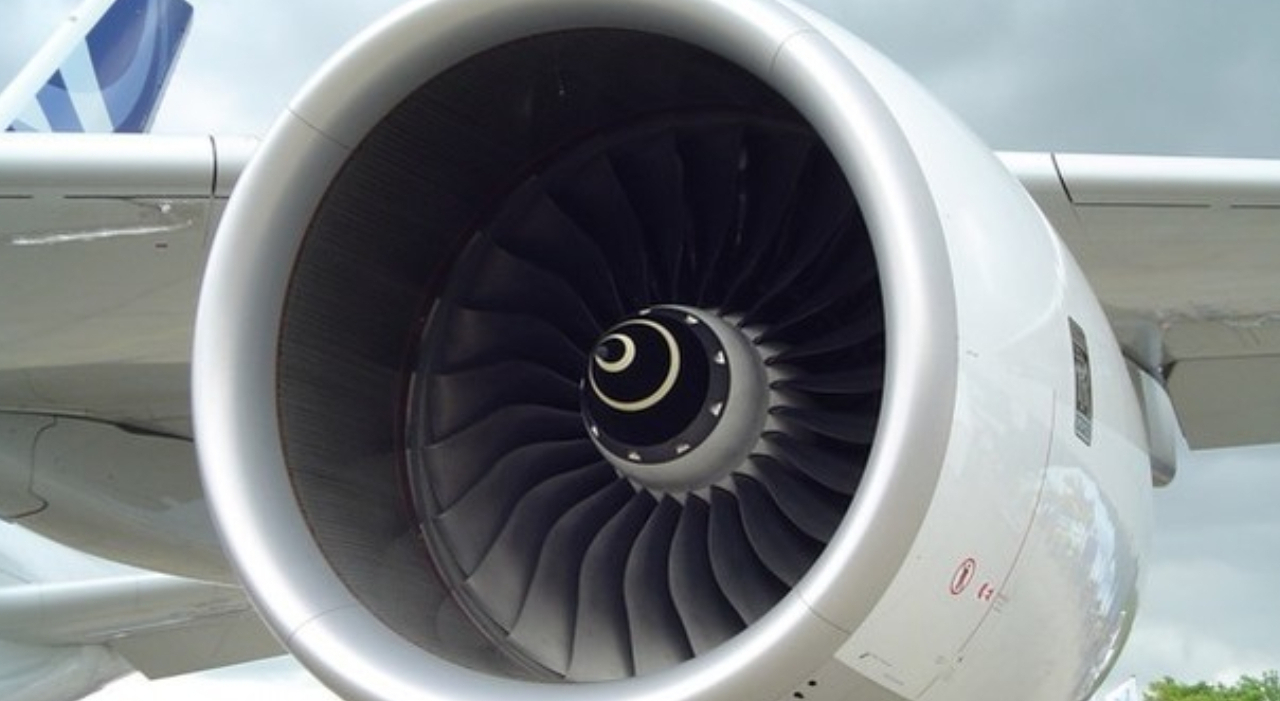 Risucchiato dal motore di un aereo, morto un uomo all Risucchiato dal motore di un aereo, morto un uomo all