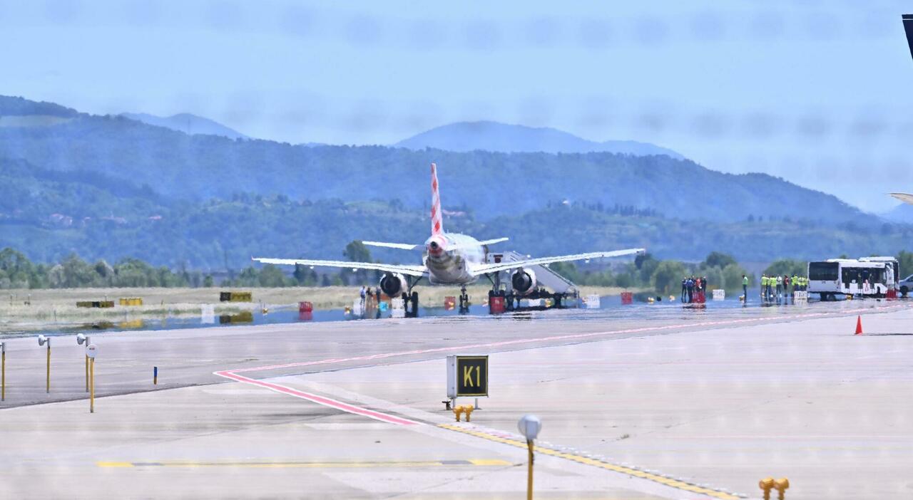 Risucchiato dal motore di un aereo, uomo morto a Orio al Serio: voli sospesi. «Entrato in pista per suicidarsi» Risucchiato dal motore di un aereo, uomo morto a Orio al Serio: voli sospesi. «Entrato in pista per suicidarsi»