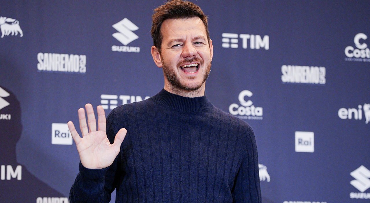 Alessandro Cattelan passa a Mediaset? «Non solo un late show, farà anche altri progetti». Spunta l Alessandro Cattelan passa a Mediaset? «Non solo un late show, farà anche altri progetti». Spunta l