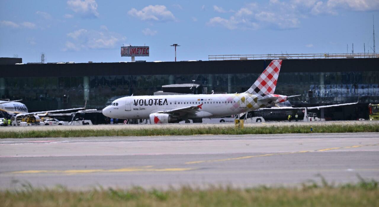 Orio al Serio, 35enne risucchiato dal motore di un aereo: l Orio al Serio, 35enne risucchiato dal motore di un aereo: l
