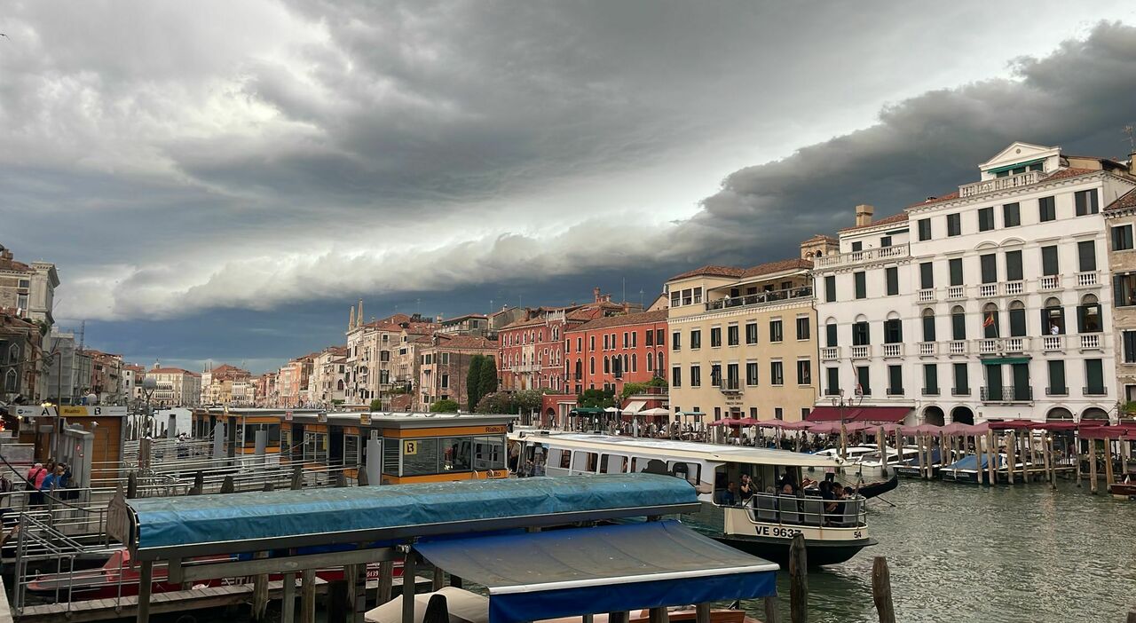 Maltempo in Veneto, temporali e forte vento: alberi caduti e incidenti, danneggiata una tensostruttura a Montegrotto Maltempo in Veneto, temporali e forte vento: alberi caduti e incidenti, danneggiata una tensostruttura a Montegrotto