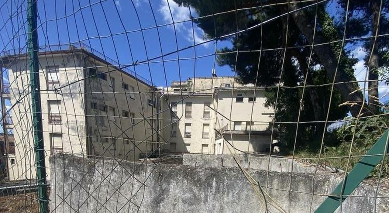 Ancona, ex Lancisi, covo di degrado (e meta dei tiktoker): «La notte è terra di nessuno, un danno per il quartiere» Ancona, ex Lancisi, covo di degrado (e meta dei tiktoker): «La notte è terra di nessuno, un danno per il quartiere»