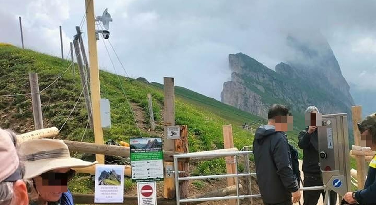 influencer l assedio alla val gardena e il contadino mette il tornello a pagamento uno dei sentieri pi249 fotografati delle dolomiti invaso da tamarri