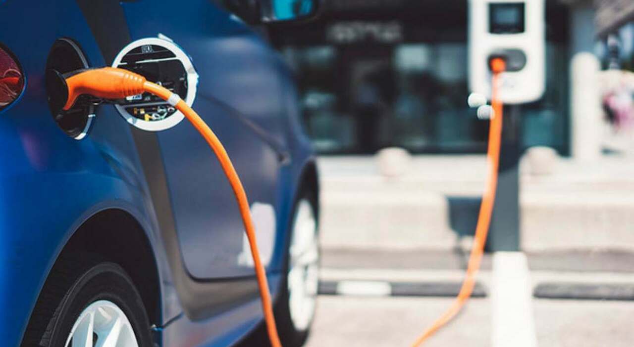 Auto elettrica in ricarica