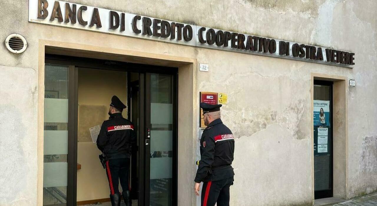 https://statics.cedscdn.it/photos/MED_HIGH/2025/07/09/8946565_09125944_furto_al_bancomat_della_banca_tecnica_della_marmotta_cosa_e_origine_nome_ladri_chieti_oggi_9_7_2025.jpg