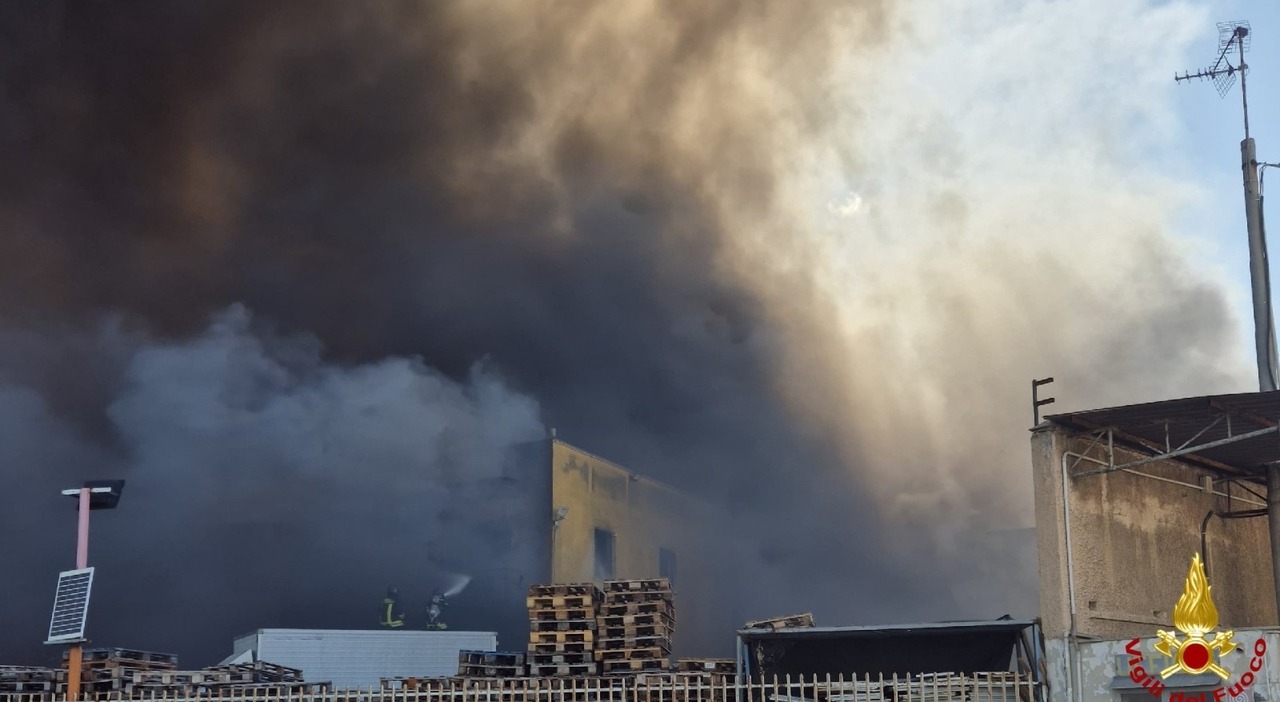 Incendio nella zona industriale, colonna di fumo nero da un capannone e da una concessionaria Incendio nella zona industriale, colonna di fumo nero da un capannone e da una concessionaria