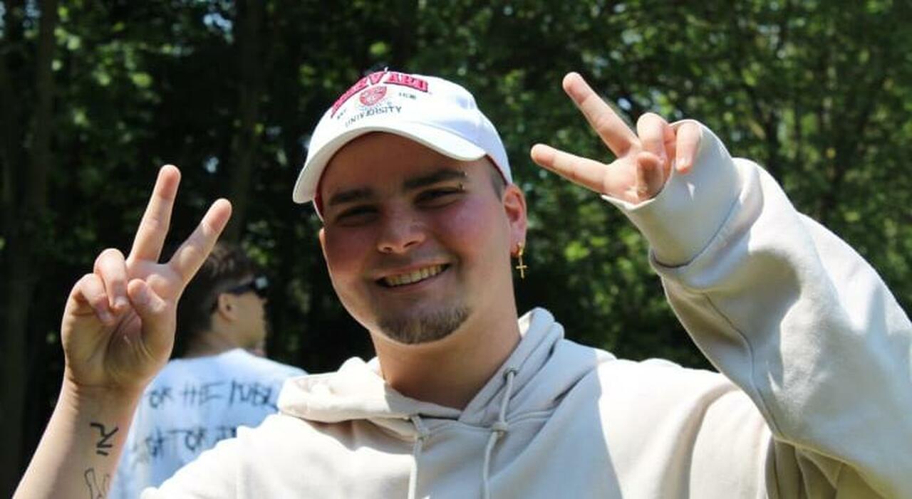 Andrea Falcone morto a 19 anni. Mamma Grazia: «È stato un guerriero, non voleva vederci tristi» Andrea Falcone morto a 19 anni. Mamma Grazia: «È stato un guerriero, non voleva vederci tristi»