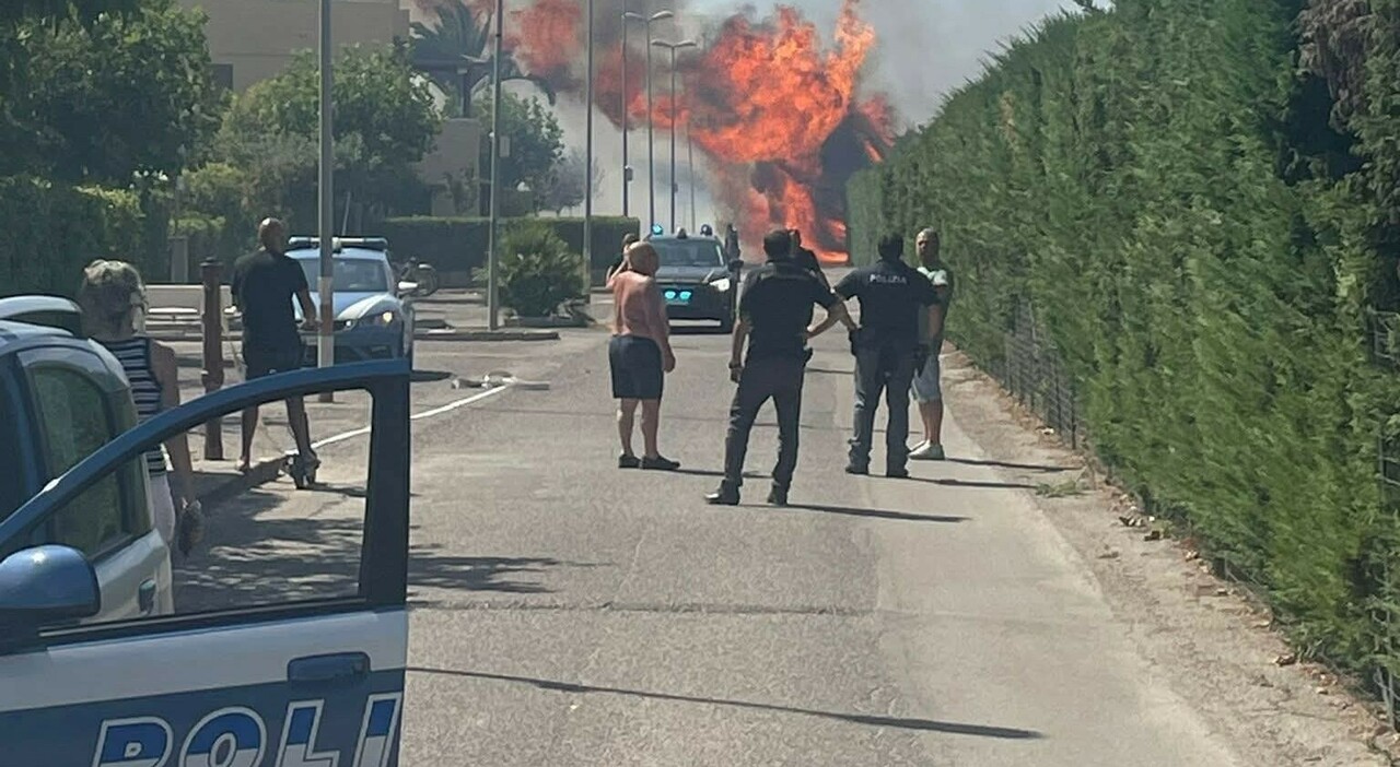 Metaponto, incendio doloso vicino a villaggi e campeggi: turisti evacuati via mare, feriti e intossicato un bambino di 8 mesi Metaponto, incendio doloso vicino a villaggi e campeggi: turisti evacuati via mare, feriti e intossicato un bambino di 8 mesi
