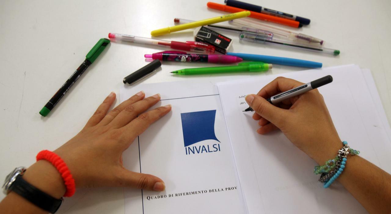 Scuola, test Invalsi 2025: studenti "bocciati" in italiano e matematica, uno su due non ha un livello base. Cresce il divario tra Nord e Sud Scuola, test Invalsi 2025: studenti "bocciati" in italiano e matematica, uno su due non ha un livello base. Cresce il divario tra Nord e Sud