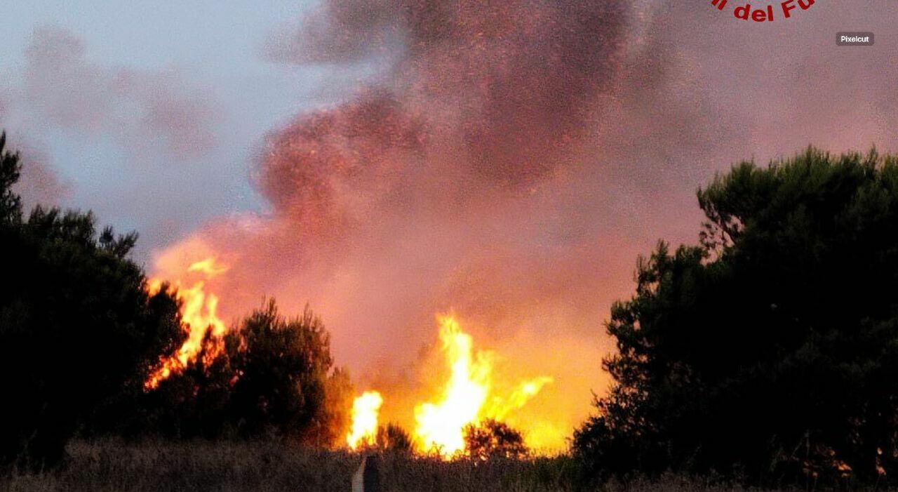 Otranto, a fuoco vegetazione presso la Baia delle Orte. Scoppia l Otranto, a fuoco vegetazione presso la Baia delle Orte. Scoppia l