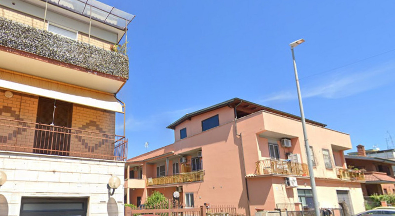 Adriano Gneo precipita dal terrazzo e muore, la lite con un altro uomo e il debito da 60mila euro: si indaga ...