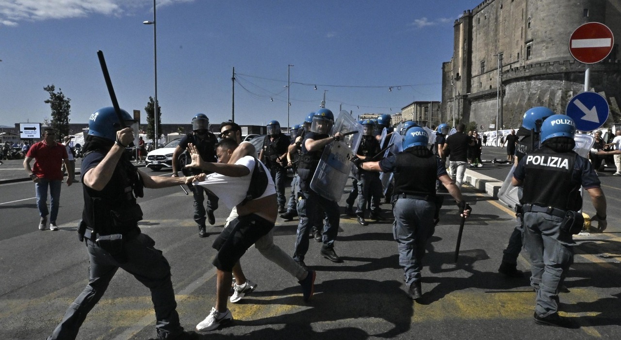 Protesta disoccupati nel centro di Napoli: scontri con le forze dell Protesta disoccupati nel centro di Napoli: scontri con le forze dell