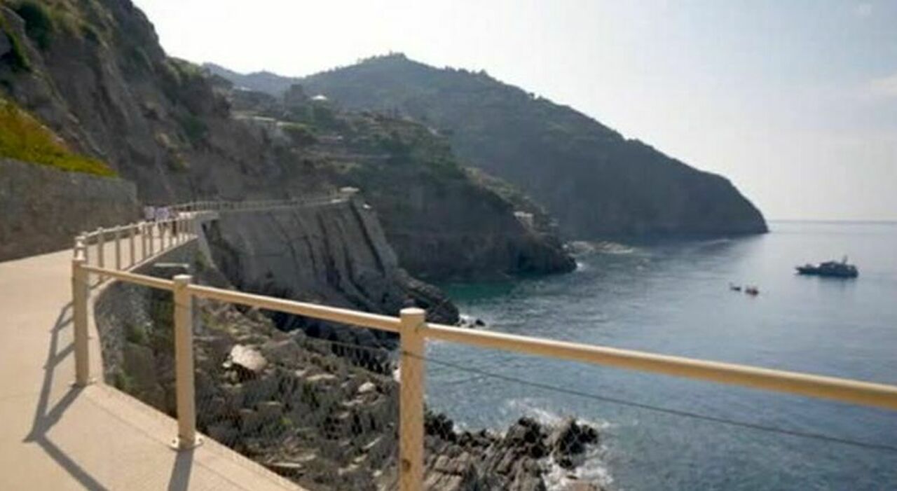 https://statics.cedscdn.it/photos/MED_HIGH/2025/07/10/8948643_10130934_litiga_fidanzata_precipita_via_dell_amore_cinque_terre_turista_morto_vacanza_oggi_10_7_2025.jpg