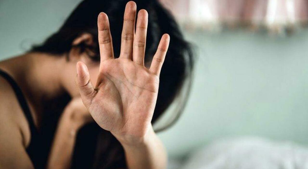 Turista di 15 anni violentata in albergo a Ravello da un dipendente: «Mi ha aggredito quando mamma e papà sono usciti» Turista di 15 anni violentata in albergo a Ravello da un dipendente: «Mi ha aggredito quando mamma e papà sono usciti»