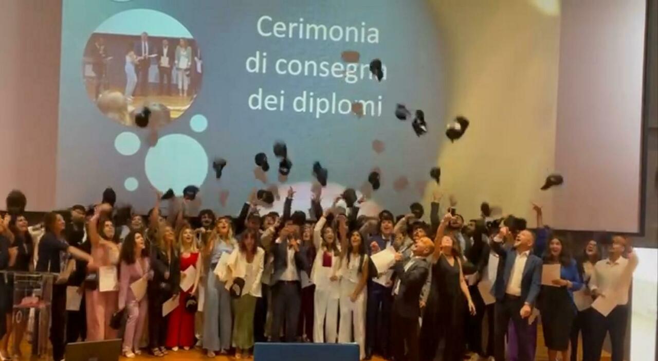 https://statics.cedscdn.it/photos/MED_HIGH/2025/07/10/8948828_10164113_digita_graduation_2024_foto.jpg