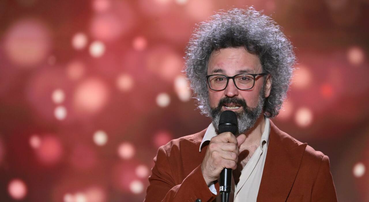 https://statics.cedscdn.it/photos/MED_HIGH/2025/07/10/8948932_10182354_simone_cristicchi_paralisi_di_bell_annulla_concerto_forte_di_bard_valle_d_aosta_oggi_10_7_2025.jpg