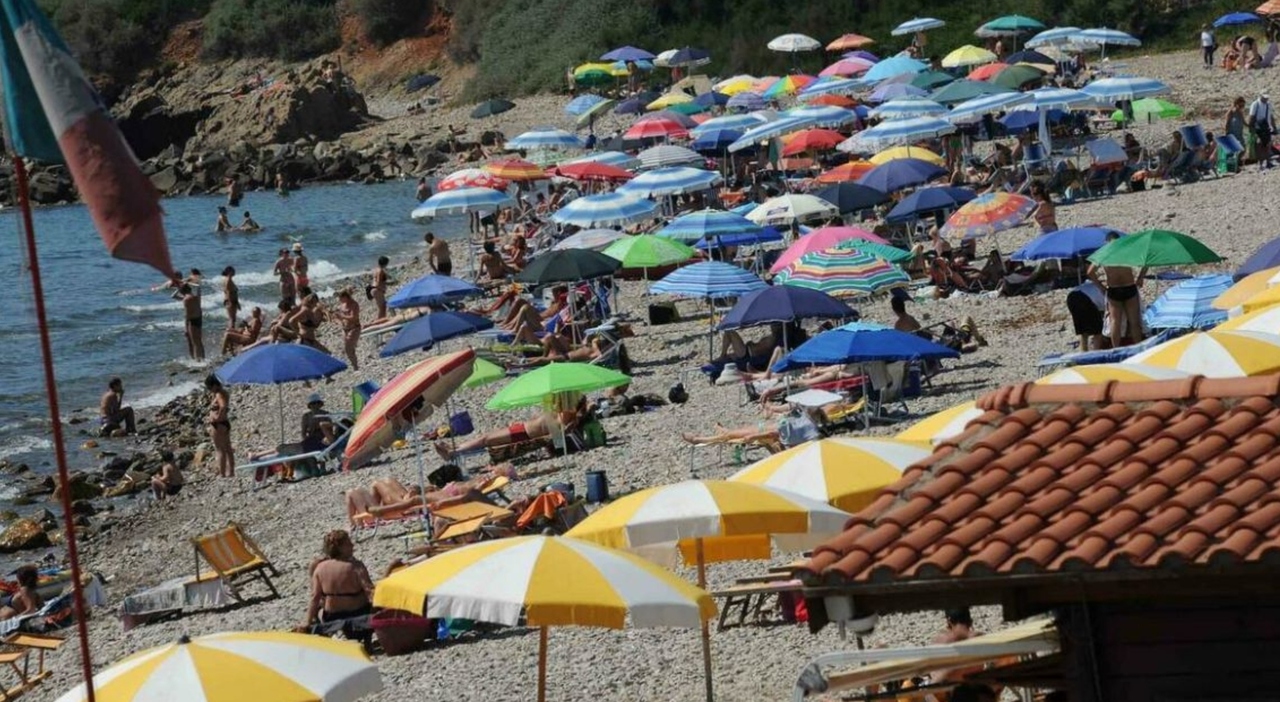 scava una buca in spiaggia e viene inghiottito dalla sabbia morto un 17enne stava giocando con i fratellini