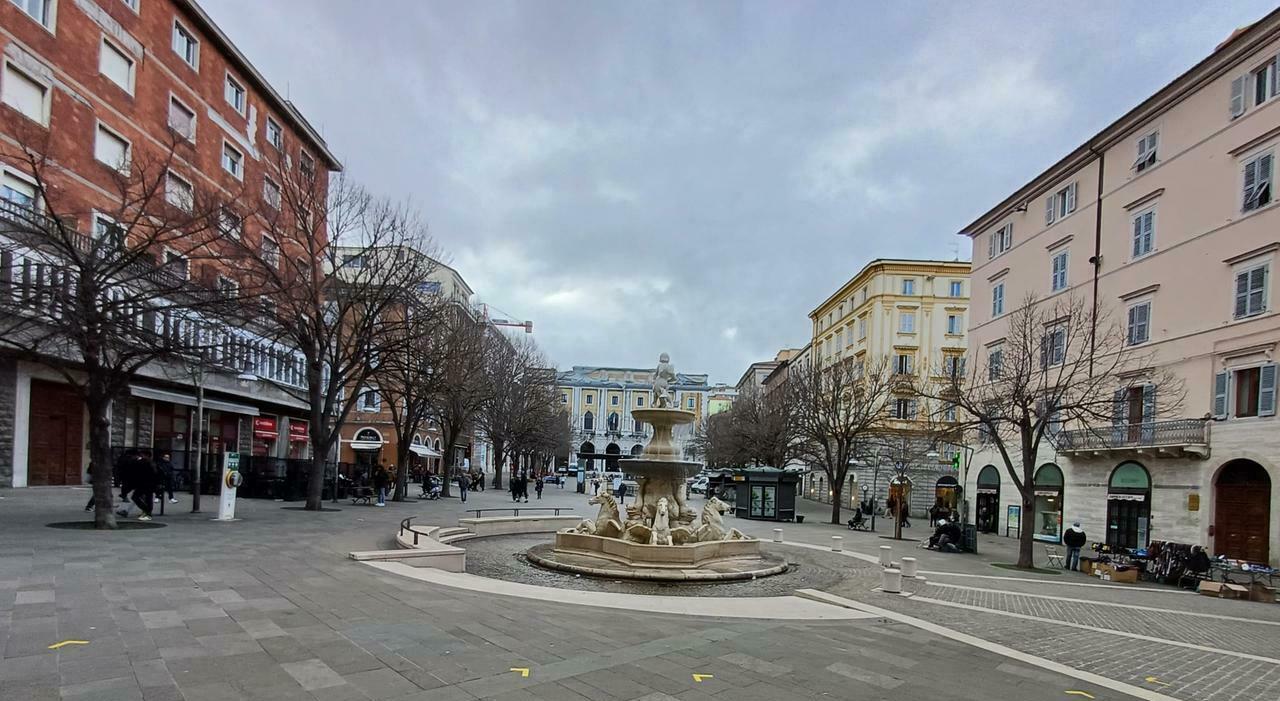 Rissa a bottigliate, poi lo spray urticante l?ultima follia maranza in piazza Roma Rissa a bottigliate, poi lo spray urticante l?ultima follia maranza in piazza Roma
