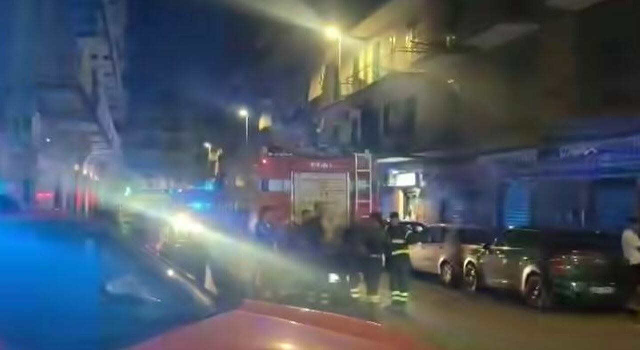 Incendio in un appartamento: tre feriti, gravi due fratelli. Le fiamme divampate da un barbecue Incendio in un appartamento: tre feriti, gravi due fratelli. Le fiamme divampate da un barbecue