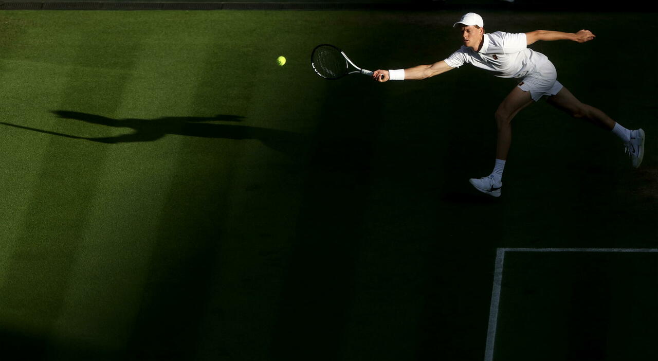 sinner djokovic a che ora giocano dove vedere in tv e streaming la semifinale di wimbledon il gomito di jannik la caduta di nole come stanno
