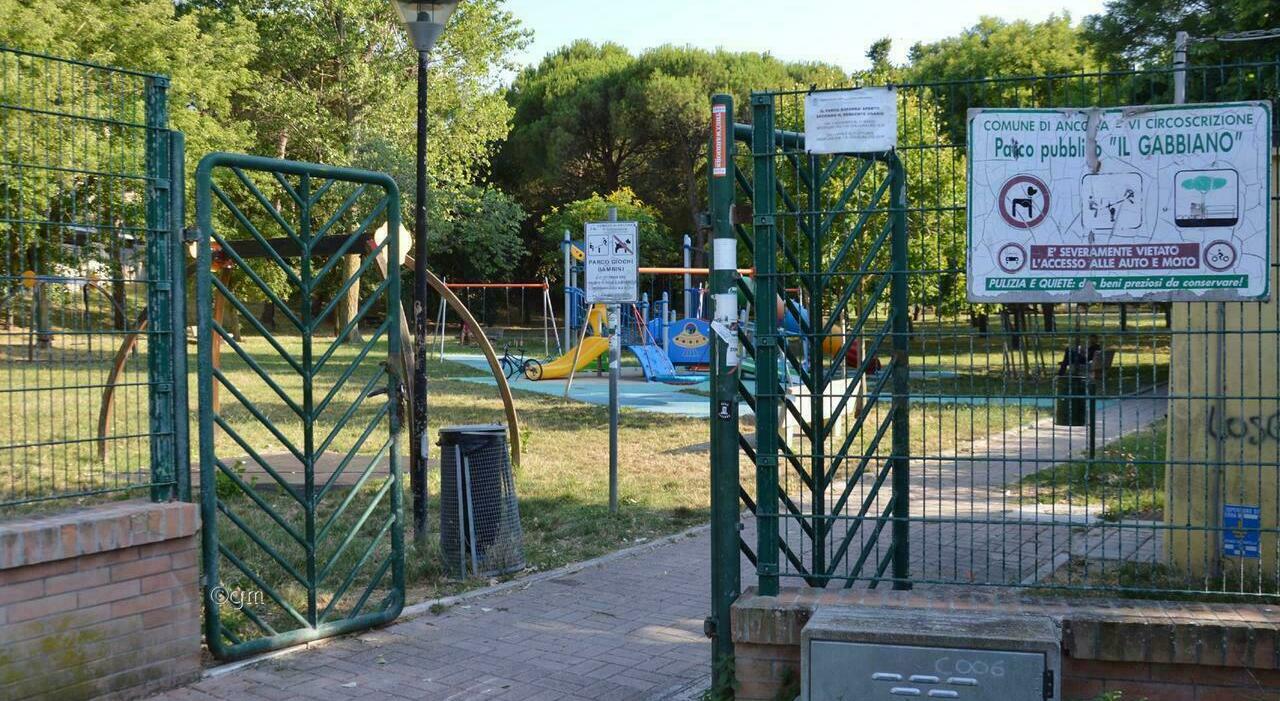 ancona ragazzini rapinati e fatti inginocchiare perquisiti sei minorenni smartphone e pc sotto la lente