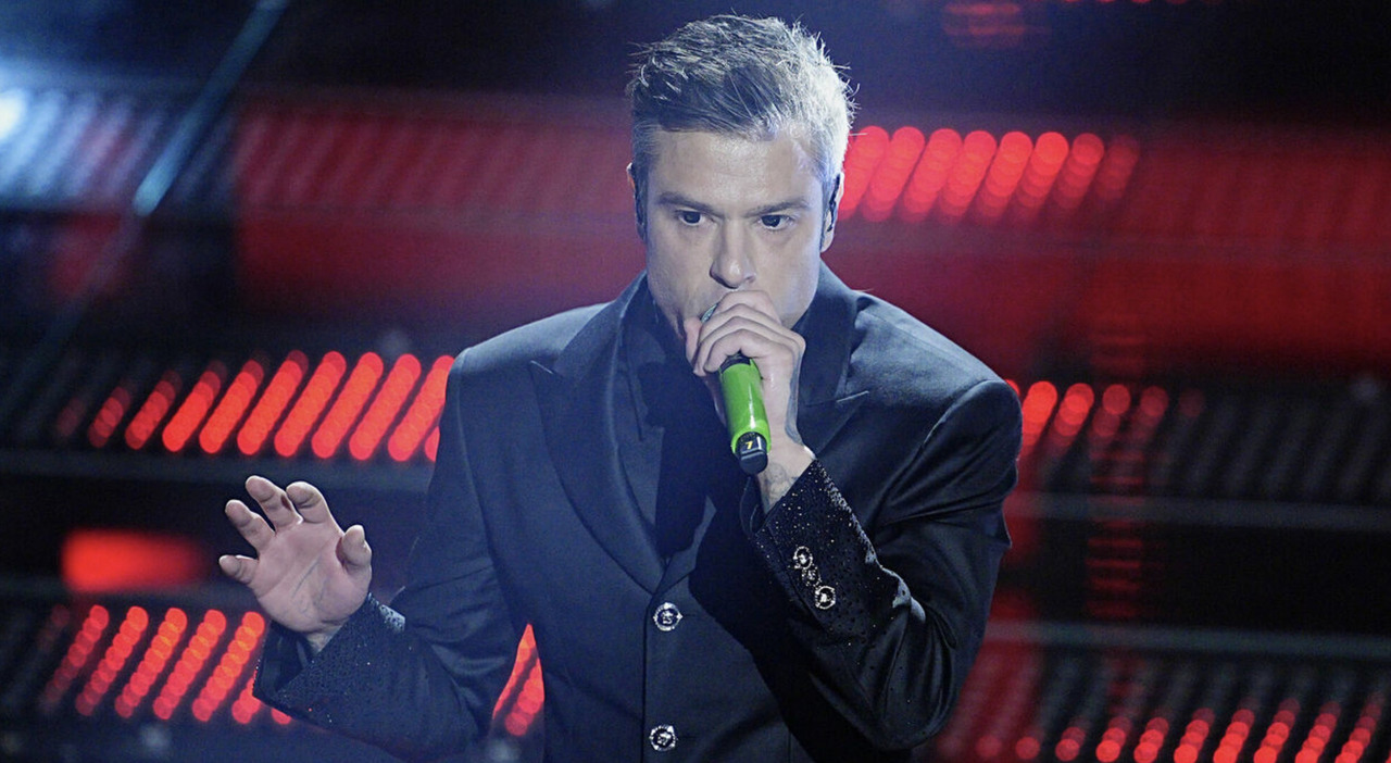 https://statics.cedscdn.it/photos/MED_HIGH/2025/07/11/8950475_11100401_fedez.jpg
