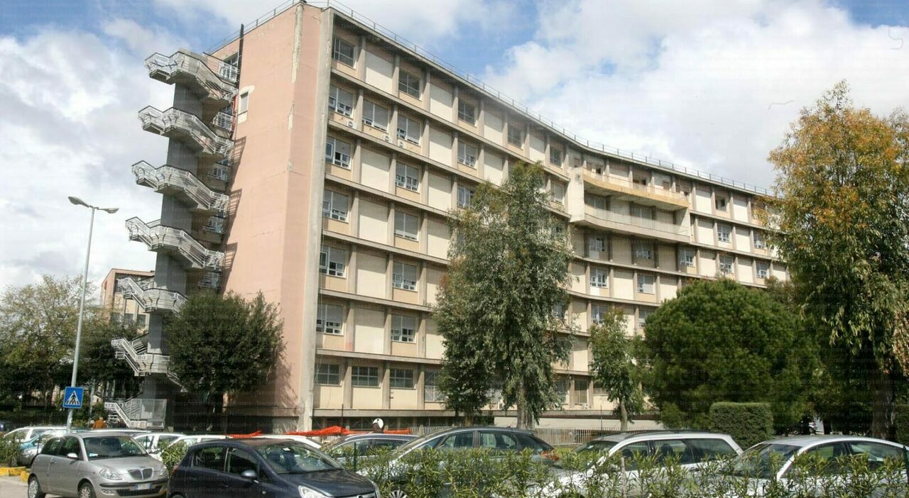 https://statics.cedscdn.it/photos/MED_HIGH/2025/07/11/8950482_11082154_ospedale_battipaglia.jpg