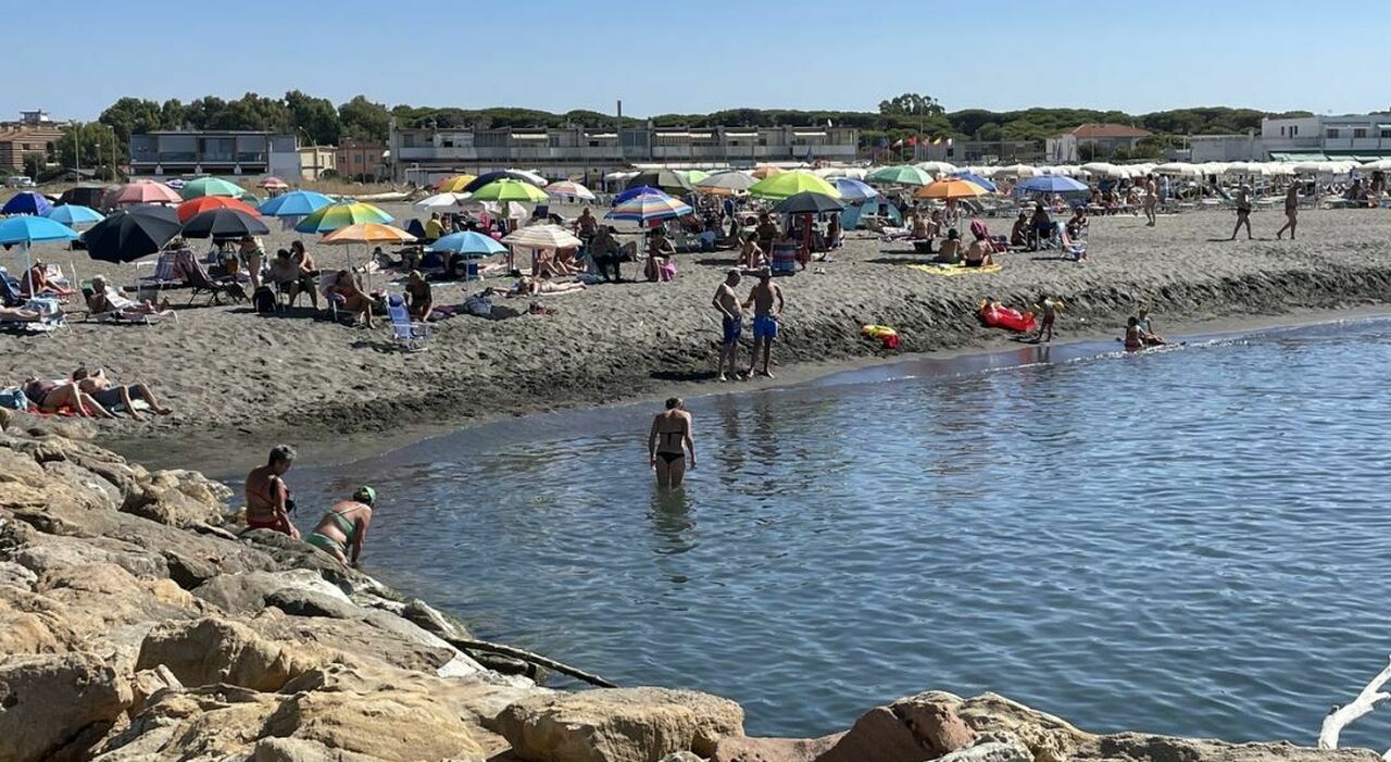 https://statics.cedscdn.it/photos/MED_HIGH/2025/07/11/8950508_11102820_riccardo_boni_morto_buca_sabbia_spiaggia_montalto_di_castro_allarme_fratello_oggi_11_7_2025.jpg