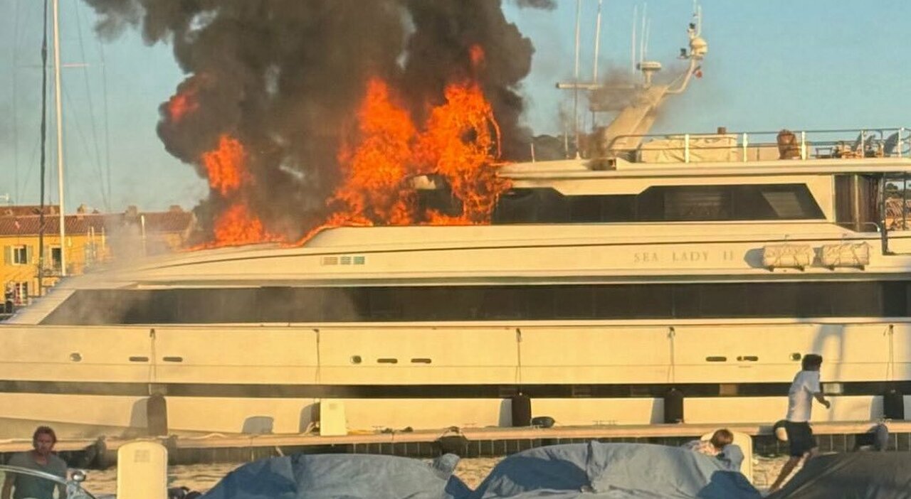 https://statics.cedscdn.it/photos/MED_HIGH/2025/07/11/8950531_11104906_superyacht_incendio_sea_lady_ii_porto_saint_tropez_video_oggi_11_7_2025.jpg