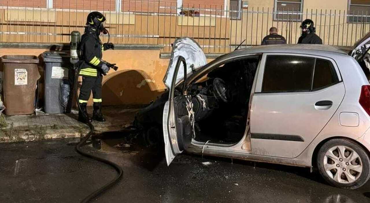 Ennesimo incendio di auto nella notte in Puglia: vettura in fiamme a Brindisi Ennesimo incendio di auto nella notte in Puglia: vettura in fiamme a Brindisi