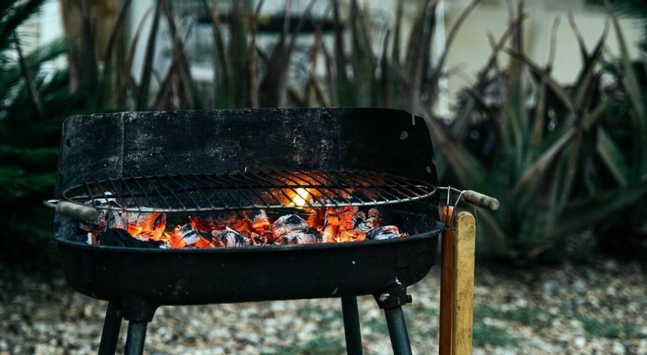 https://statics.cedscdn.it/photos/MED_HIGH/2025/07/11/8950603_11120655_alcol_barbecue_pericoloso_fiammata_giovani_ustionati_bisceglie_bari_oggi_11_7_2025.jpg